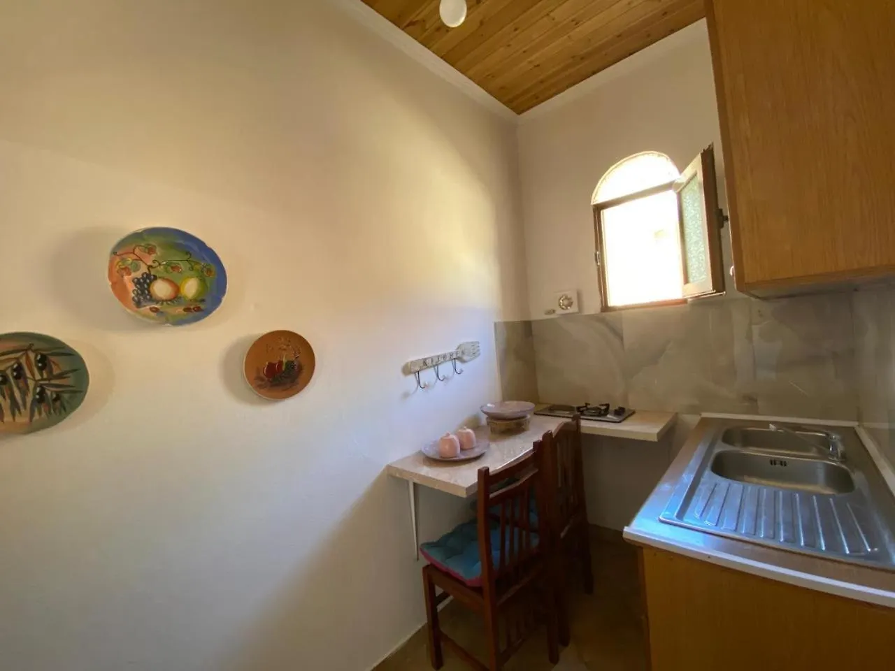 Ramo'S Charming Studio Apartment With Sunlit Veranda - 1St Влёра Албания